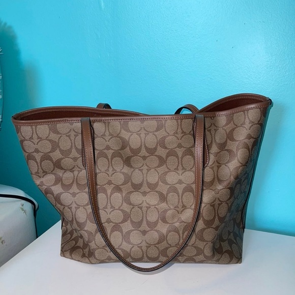 Coach City Tote in Signature Canvas - Picture 2 of 7
